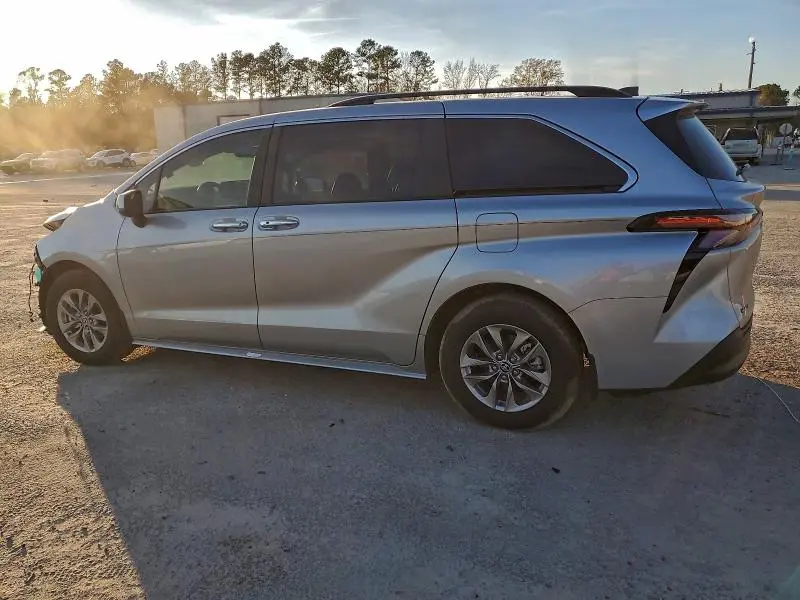 2025 TOYOTA SIENNA XLE  