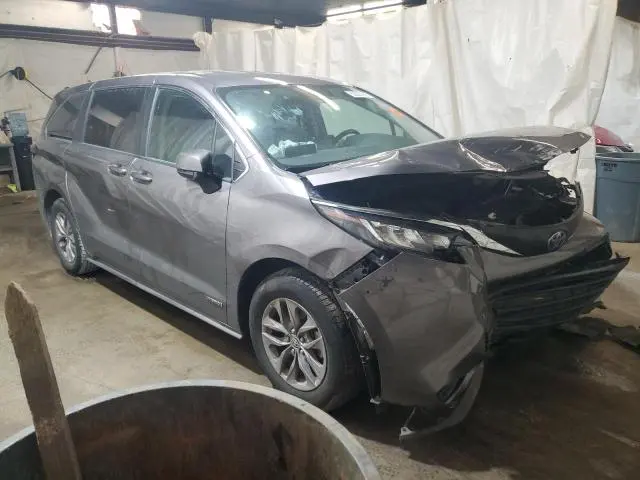 2021 TOYOTA SIENNA LE  