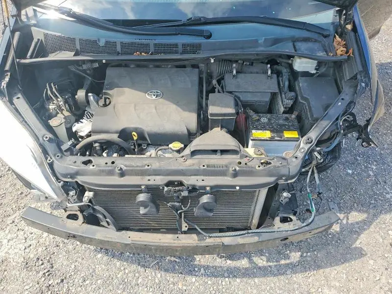 2014 TOYOTA SIENNA LE  