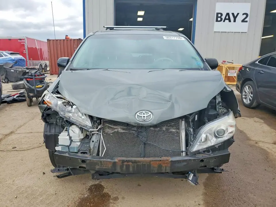 2013 TOYOTA SIENNA XLE 8-PASSENGER  