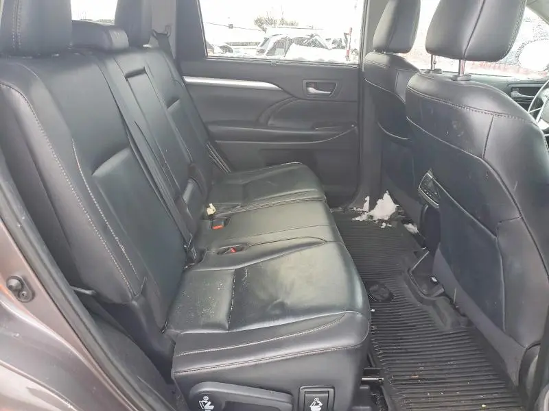 2019 TOYOTA HIGHLANDER SE  