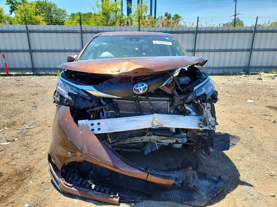2023 TOYOTA SIENNA XLE  
