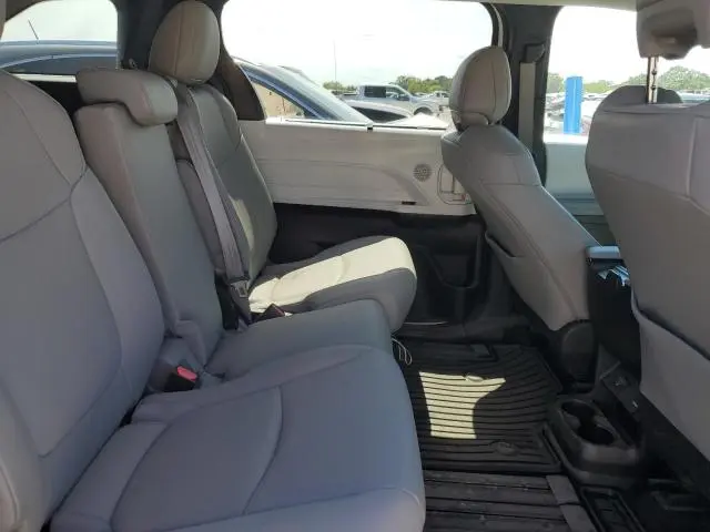 2025 TOYOTA SIENNA XLE  