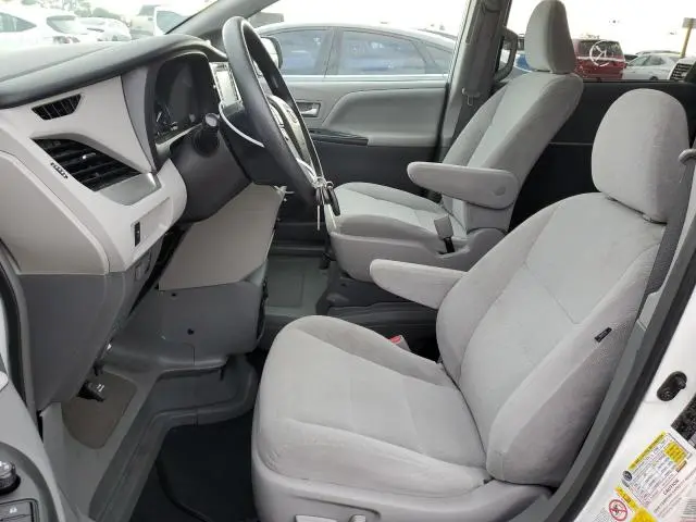 2019 TOYOTA SIENNA LE  