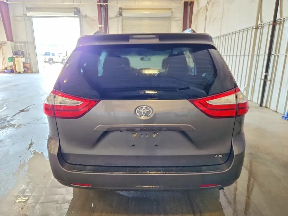 2017 TOYOTA SIENNA LE  