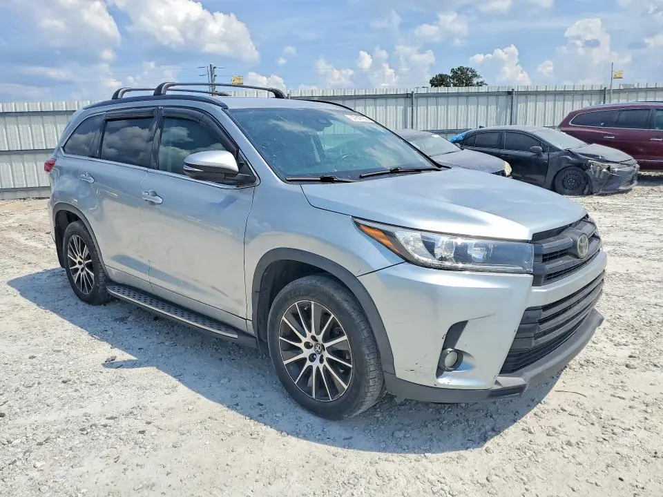 2017 TOYOTA HIGHLANDER SE  