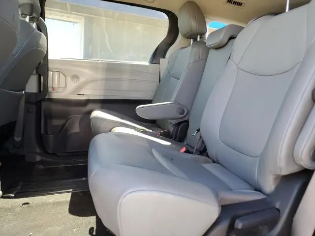 2022 TOYOTA SIENNA XLE  