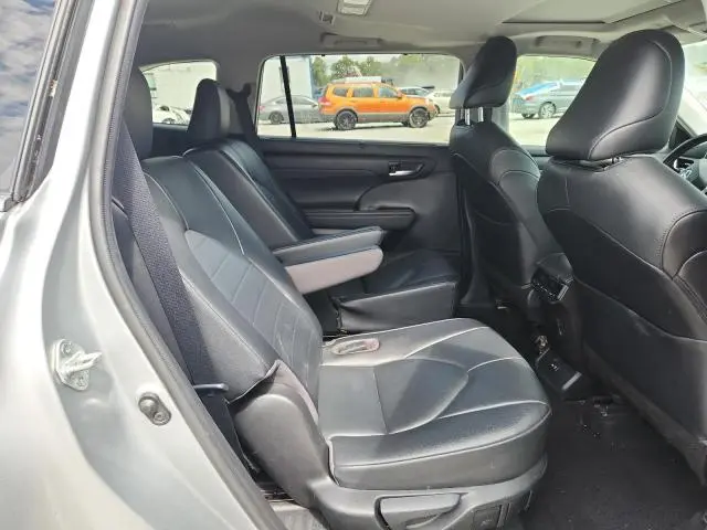 2021 TOYOTA HIGHLANDER XLE  