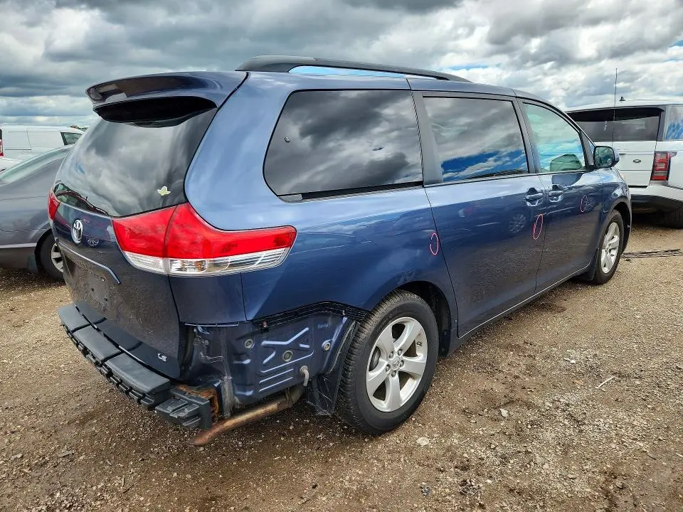 2013 TOYOTA SIENNA LE  