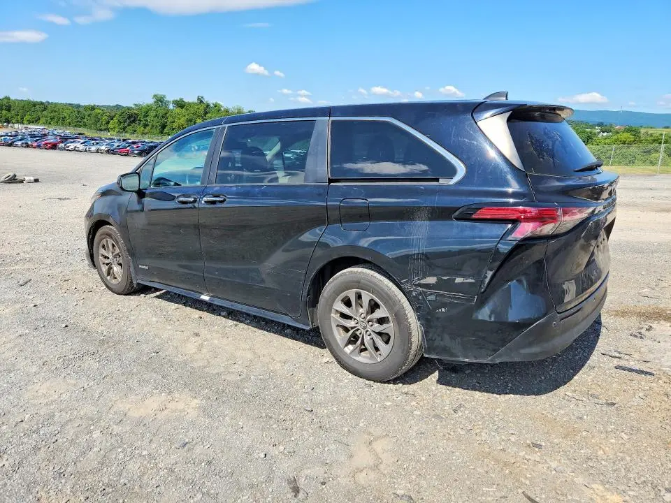 2021 TOYOTA SIENNA XLE  