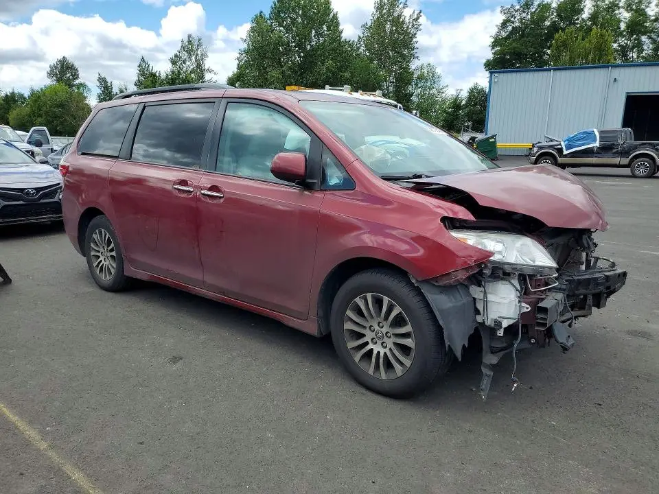 2020 TOYOTA SIENNA XLE 8-PASSENGER  