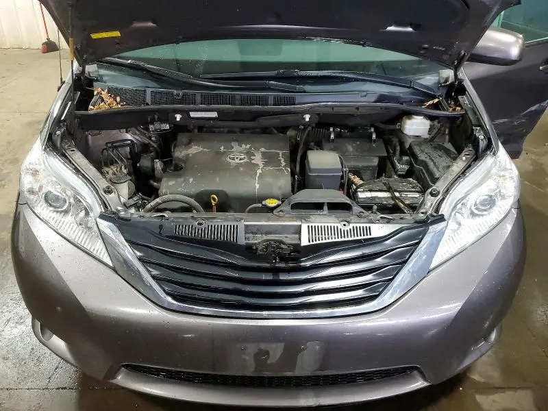 2013 TOYOTA SIENNA LE  