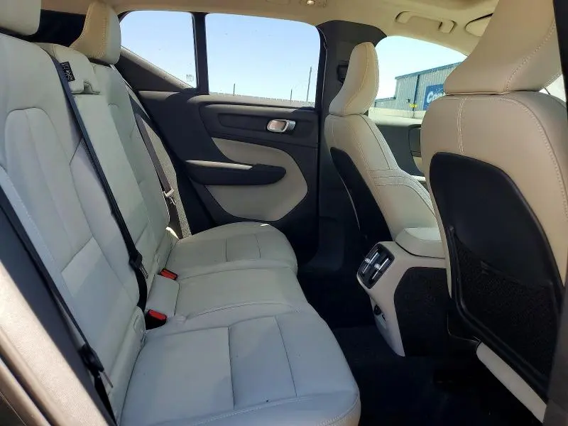 2025 VOLVO XC40 PLUS  