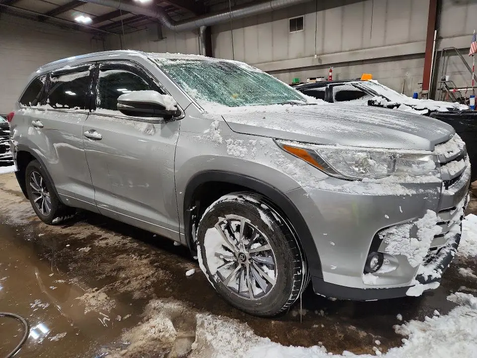 2017 TOYOTA HIGHLANDER SE  