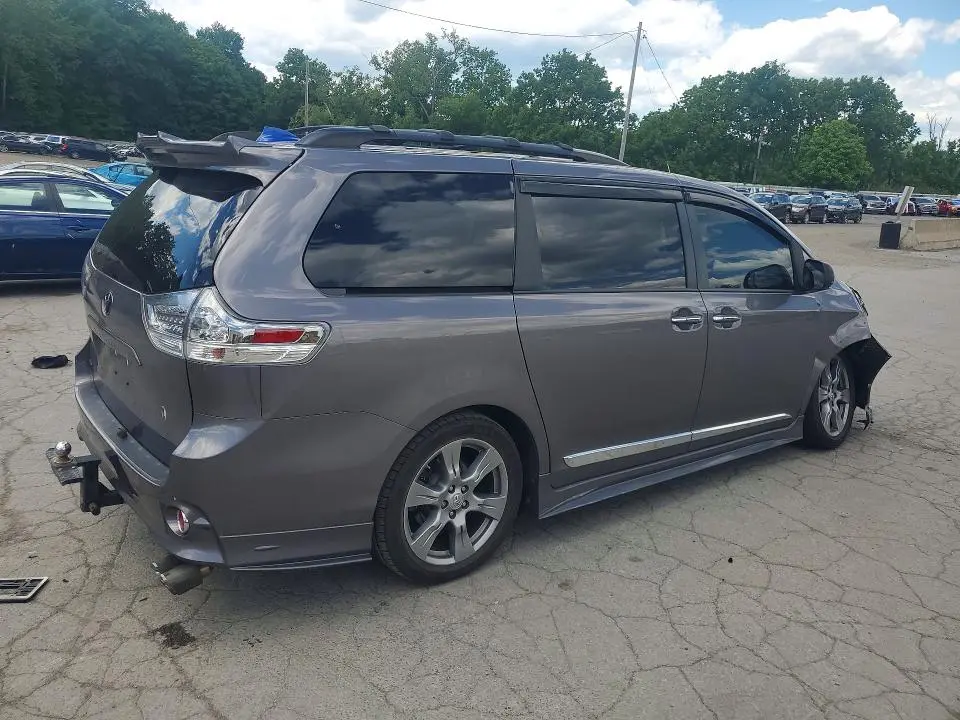 2017 TOYOTA SIENNA SE  