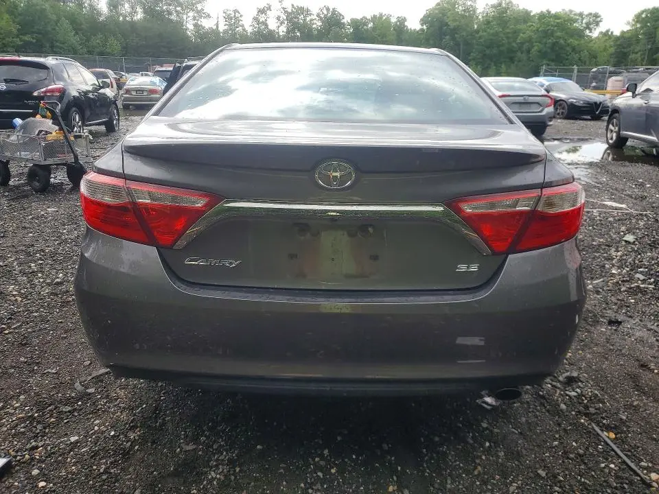 2016 TOYOTA CAMRY SE  