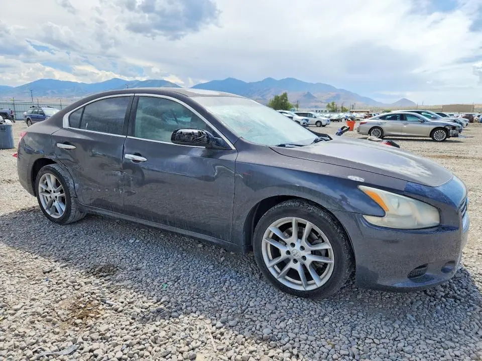 2010 NISSAN MAXIMA S  
