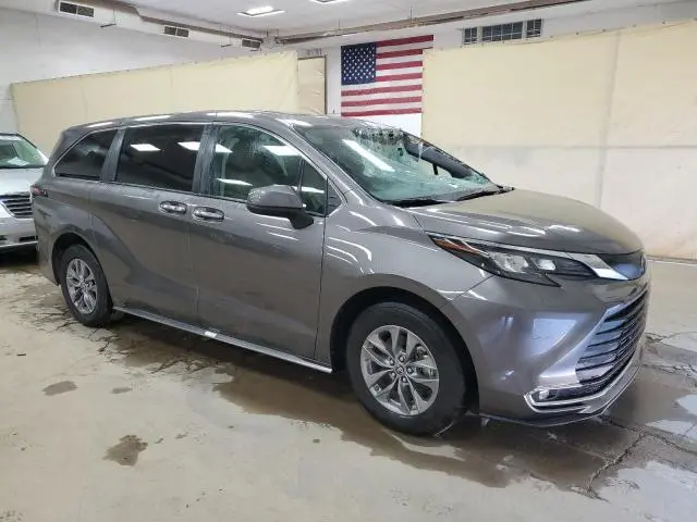 2024 TOYOTA SIENNA XLE