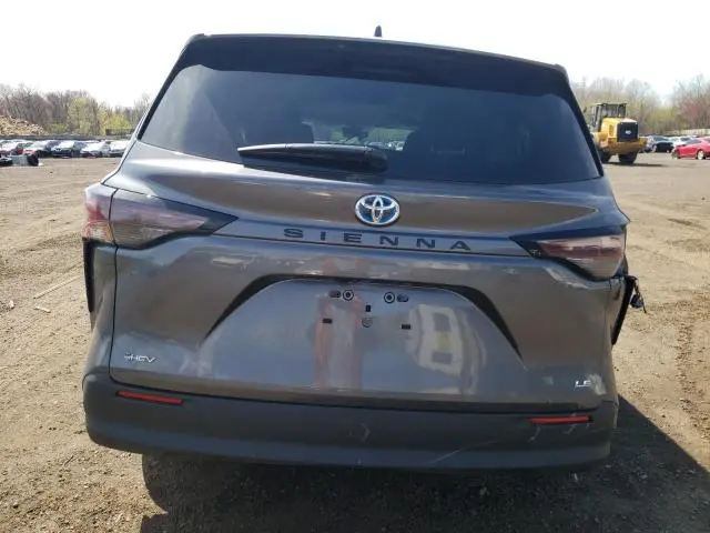 2025 TOYOTA SIENNA LE  