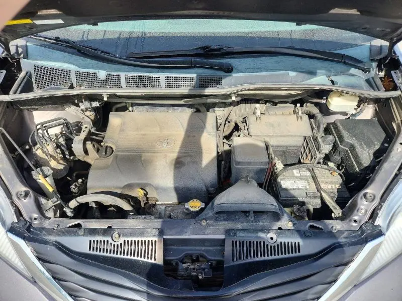 2013 TOYOTA SIENNA LE  