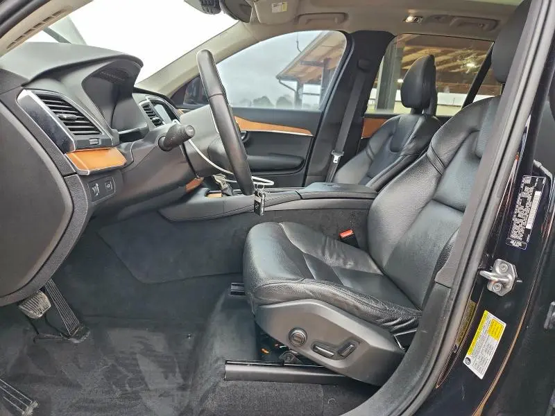 2021 VOLVO XC90 T6 MOMENTUM  