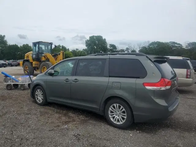 2013 TOYOTA SIENNA XLE  