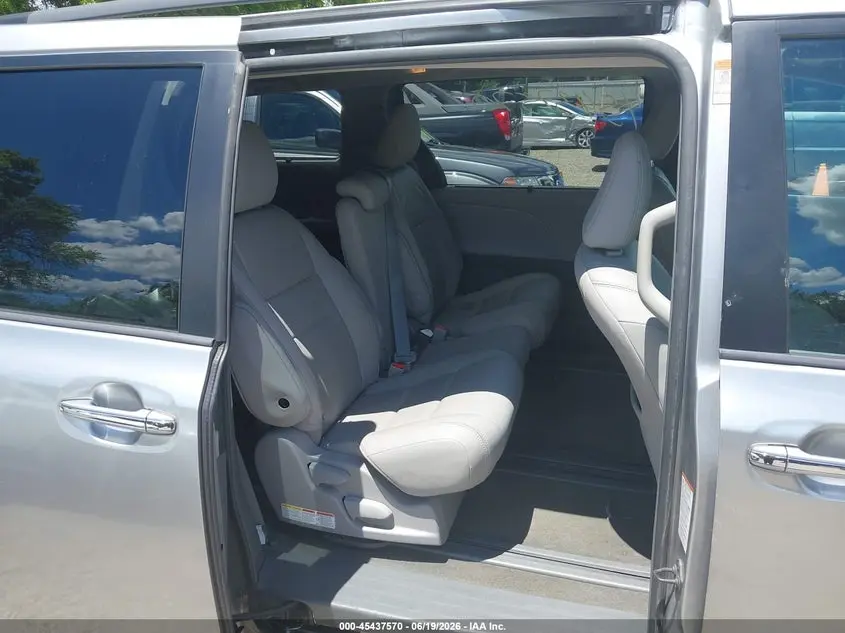 2015 TOYOTA SIENNA XLE 8 PASSENGER
