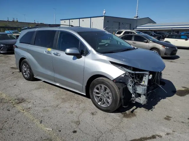 2024 TOYOTA SIENNA XLE  