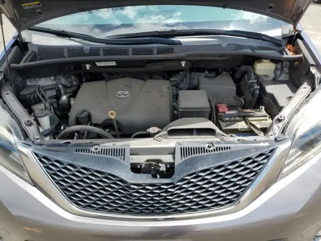 2017 TOYOTA SIENNA SE  