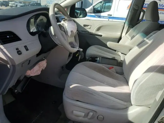 2013 TOYOTA SIENNA LE