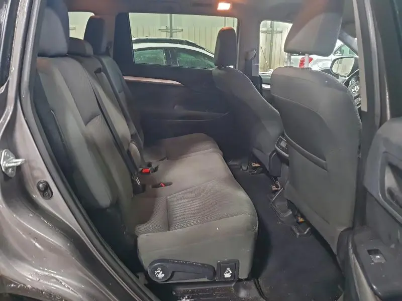 2017 TOYOTA HIGHLANDER LE  