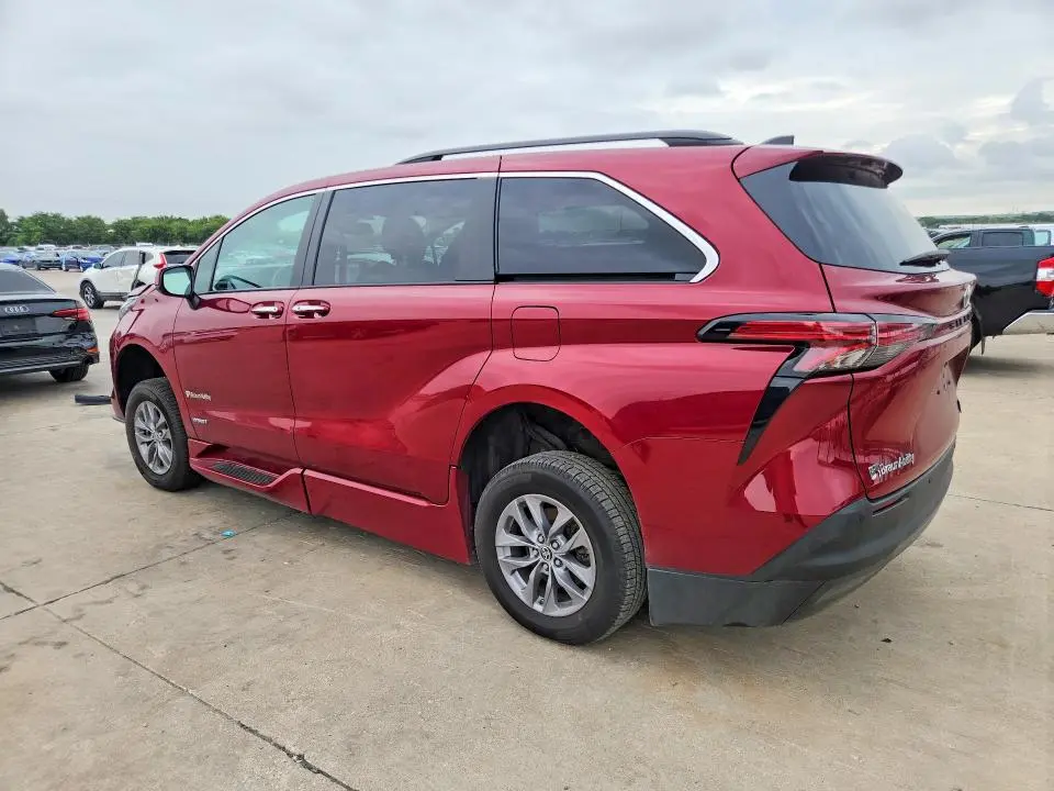 2021 TOYOTA SIENNA XLE  