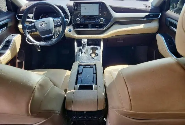 2021 TOYOTA HIGHLANDER XLE  