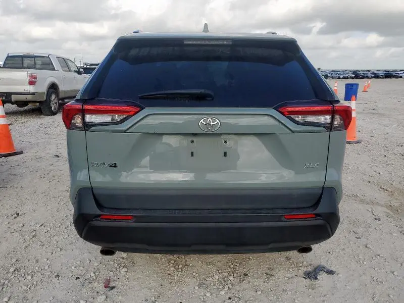2021 TOYOTA RAV4 XLE  