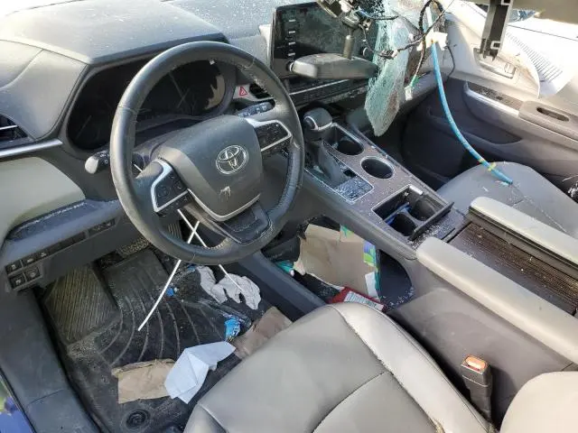 2022 TOYOTA SIENNA XLE  