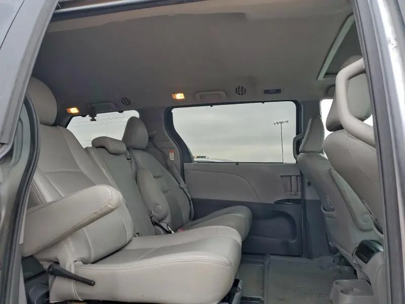 2017 TOYOTA SIENNA XLE  