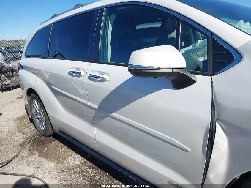 2021 TOYOTA SIENNA PLATINUM