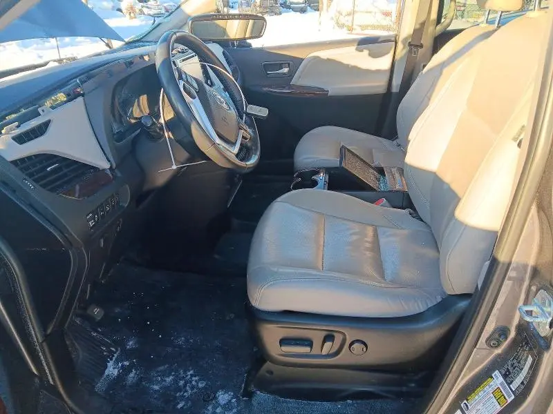 2020 TOYOTA SIENNA XLE  