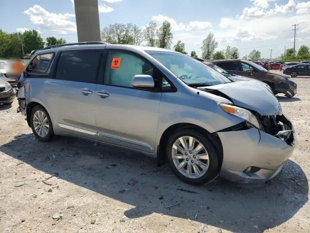 2013 TOYOTA SIENNA XLE