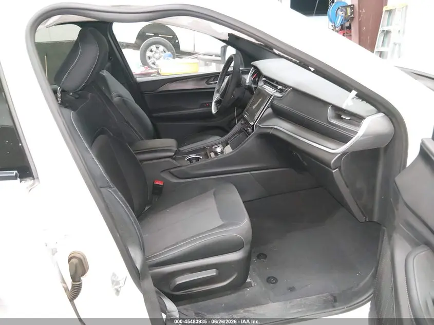 2024 JEEP GRAND CHEROKEE LAREDO X 4X2