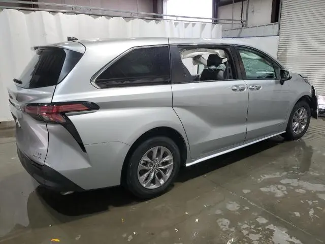 2021 TOYOTA SIENNA XLE  
