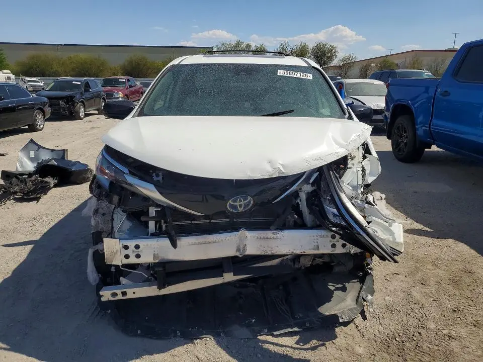 2021 TOYOTA SIENNA XSE  