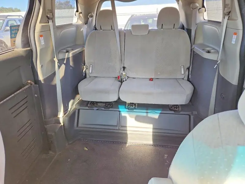 2015 TOYOTA SIENNA LE  