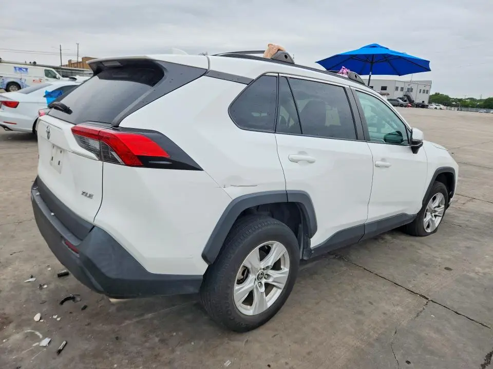 2021 TOYOTA RAV4 XLE  