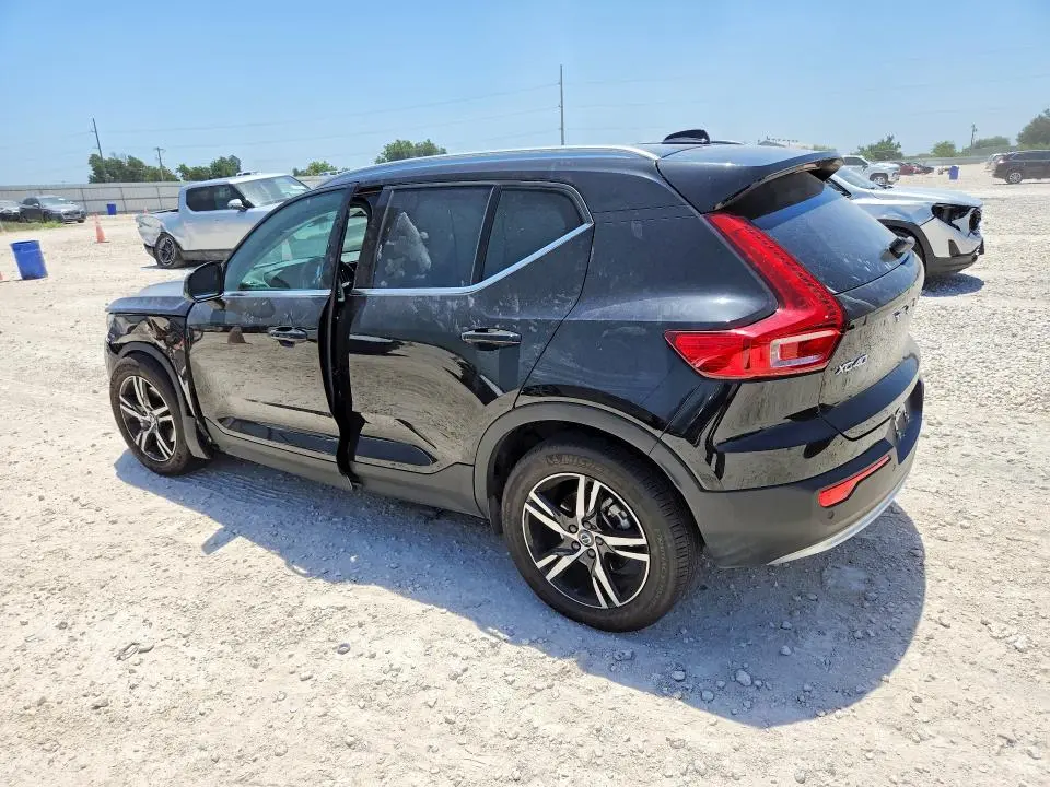 2025 VOLVO XC40   