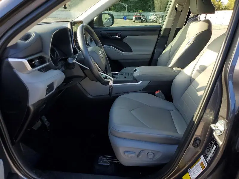 2021 TOYOTA HIGHLANDER XLE  