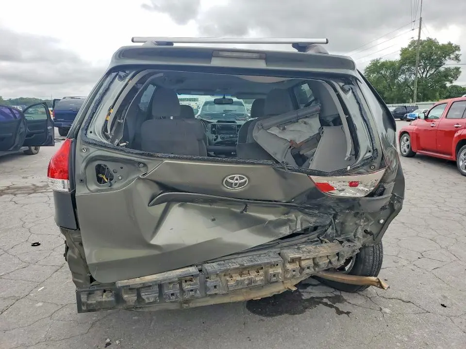 2011 TOYOTA SIENNA LE  