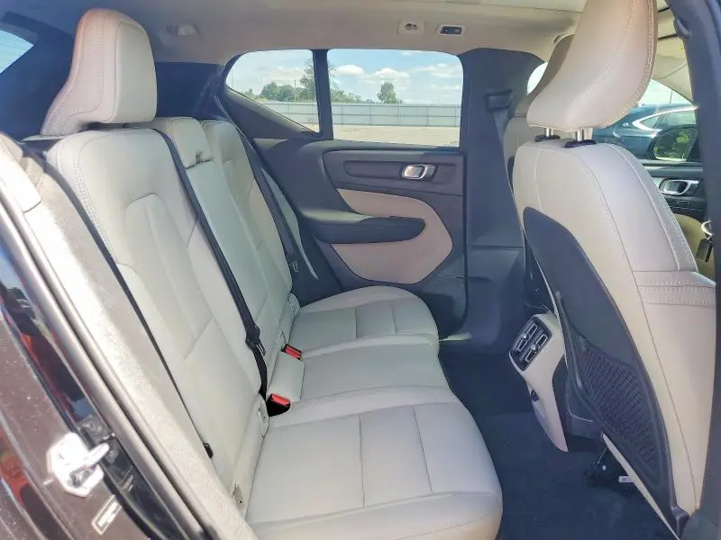 2019 VOLVO XC40 T5 MOMENTUM  