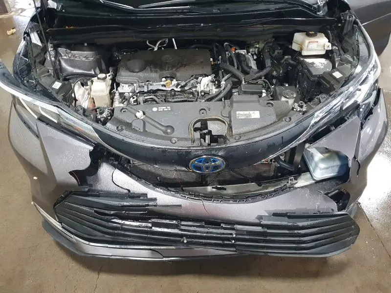 2021 TOYOTA SIENNA XLE  