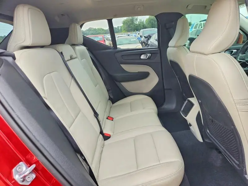 2019 VOLVO XC40 T5 MOMENTUM  